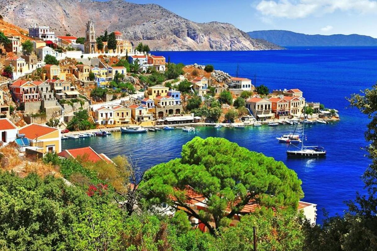 μια θέα μιας πόλης σε ένα υδάτινο σώμα