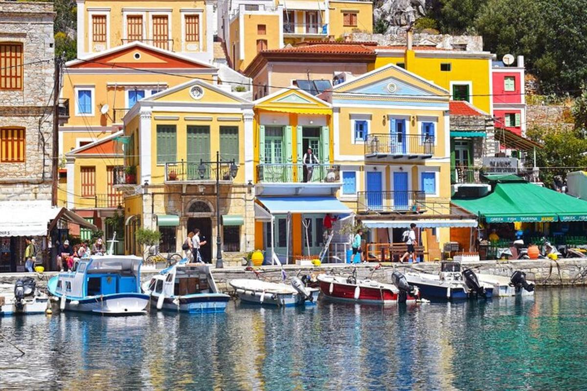 μια ομάδα σκαφών αγκυροβολημένη στο νερό κοντά σε κτίρια