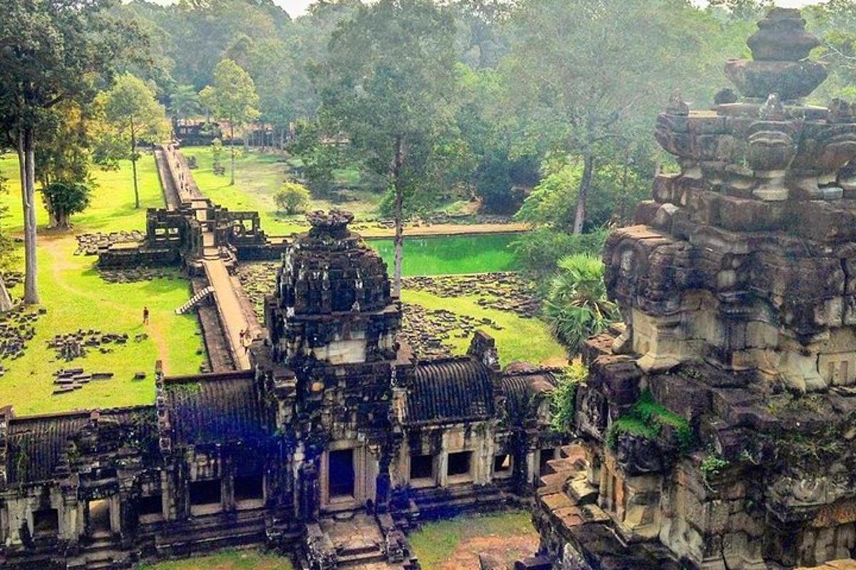 sebuah bangunan lama di taman dengan padang hijau