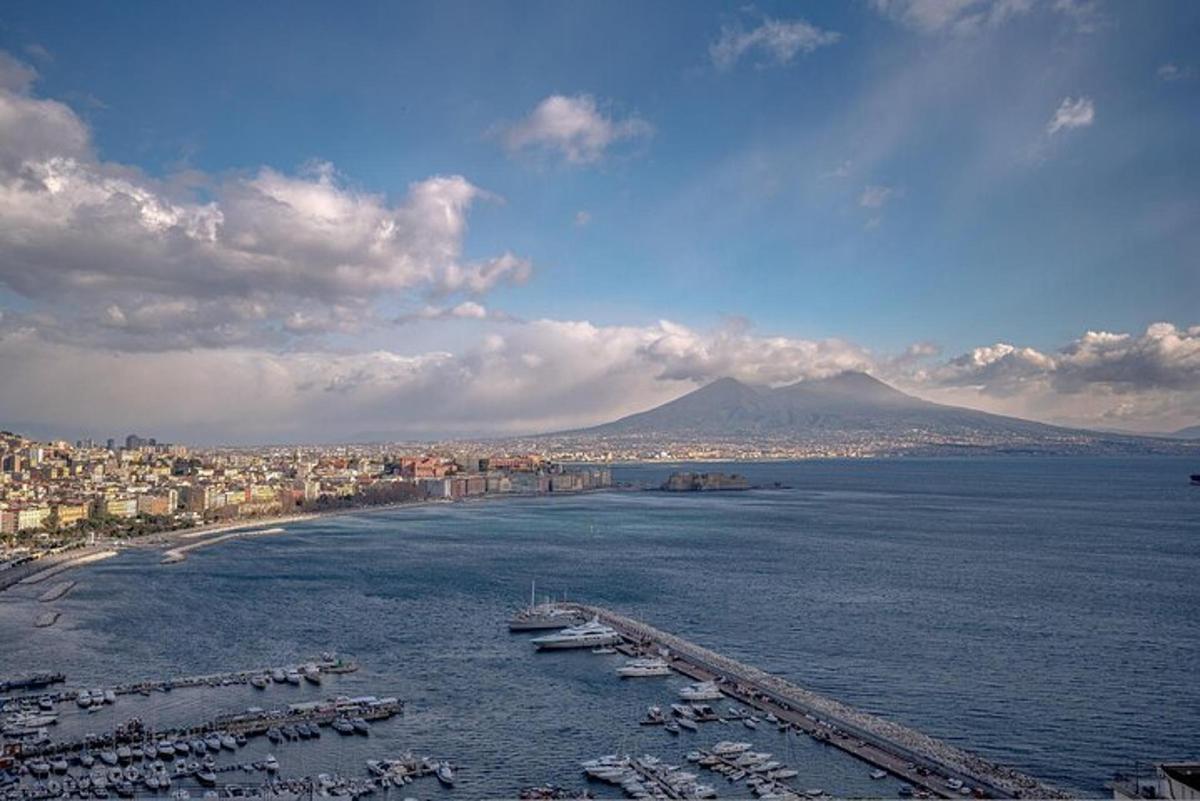 pogled na plažo s čolni v vodi