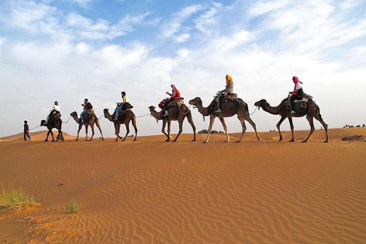 un grup de persones muntant a cavall al desert