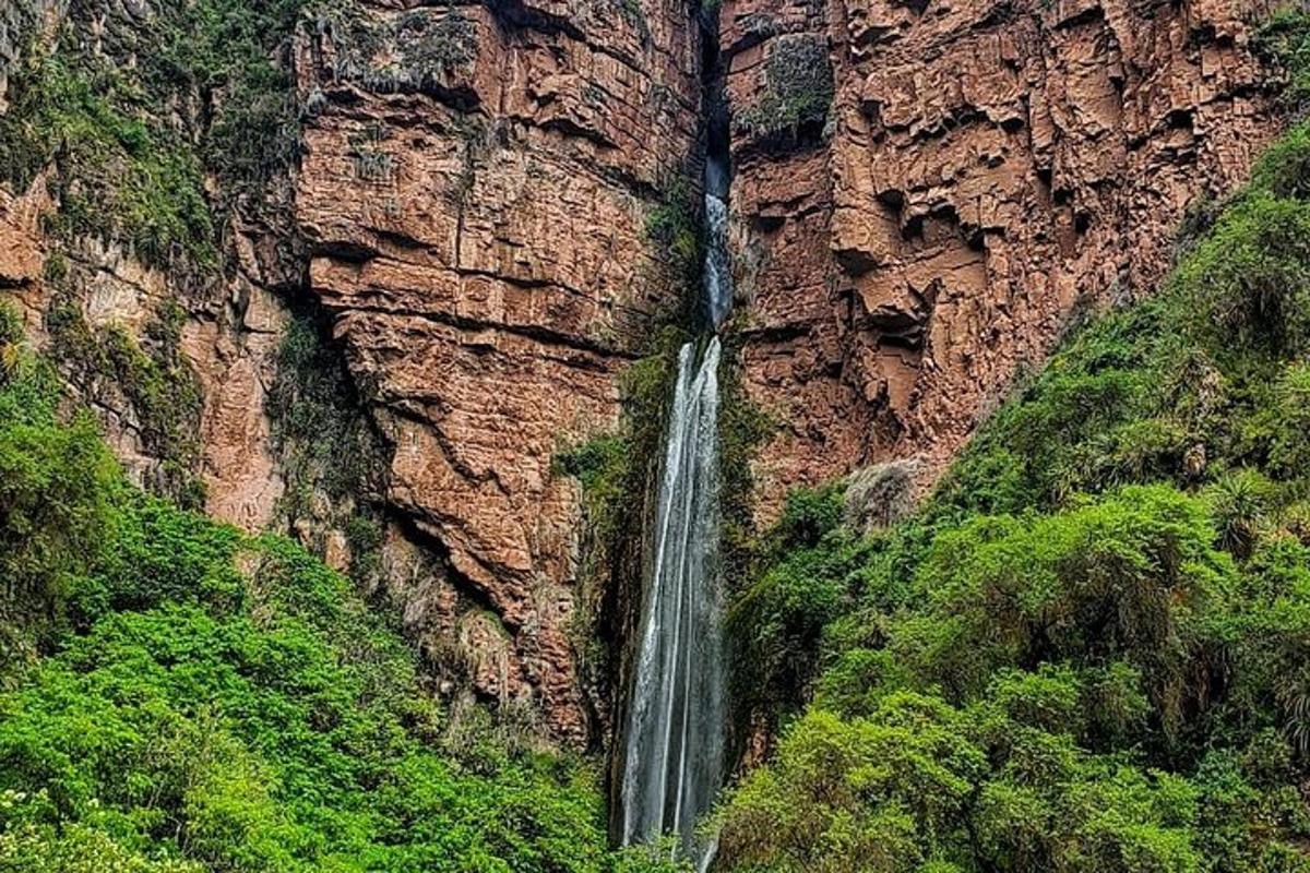una cascata sul fianco di una scogliera