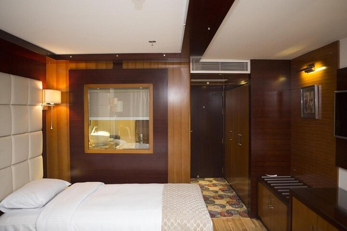 una camera da letto con un letto bianco e una finestra