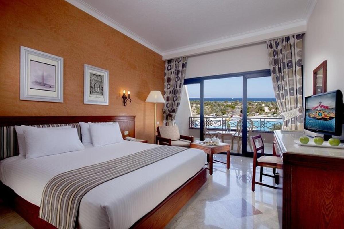 hotellituba voodi ja rõduga
