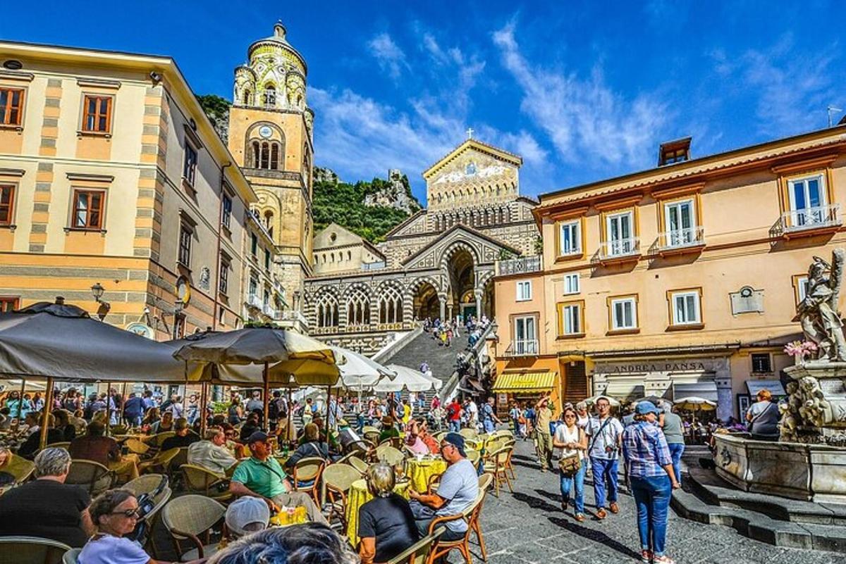 skupina lidí sedících u stolů na ulici
