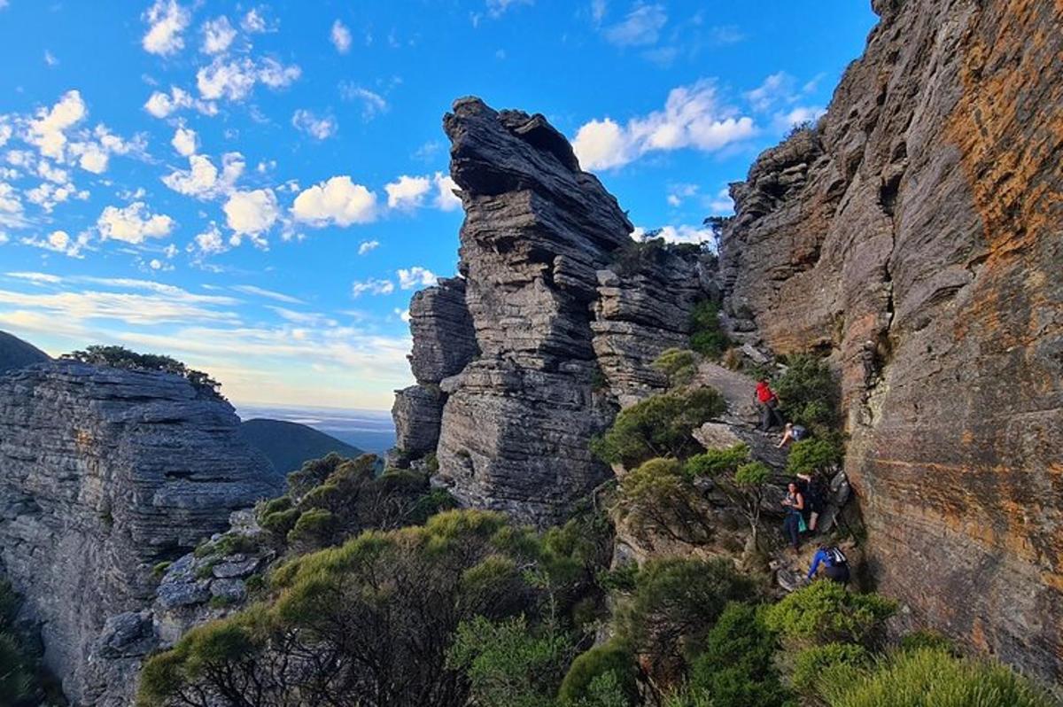 Una vista de una formación rocosa en la ladera de una montaña.