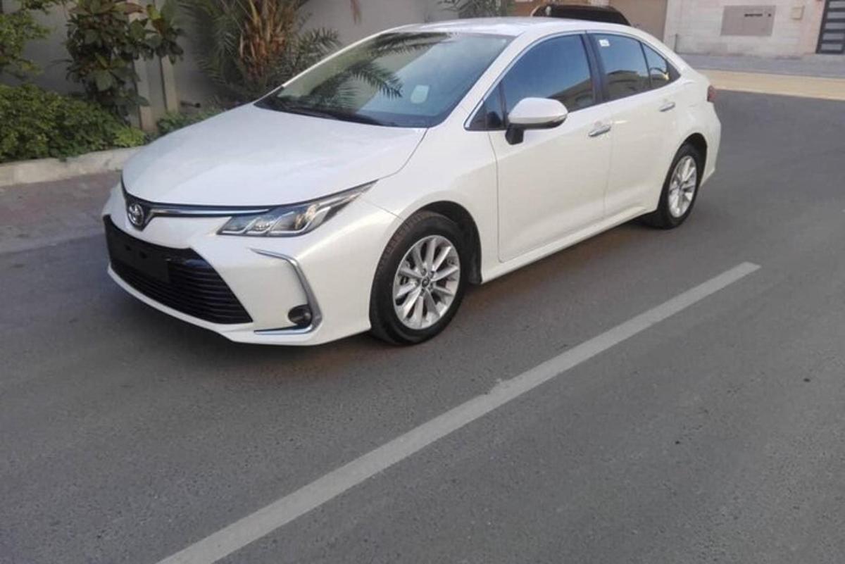bílé auto zaparkované na kraji ulice