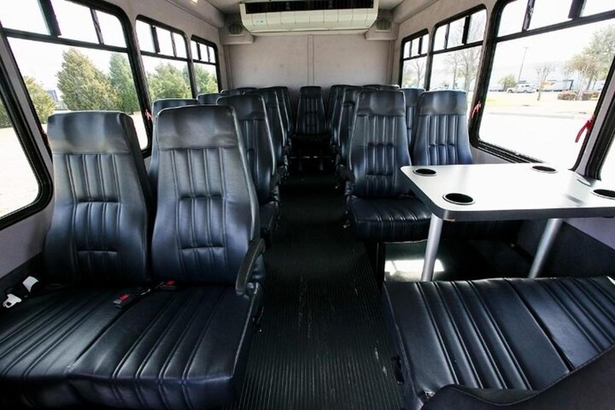 avtobus s praznimi sedeži in mizo v njem