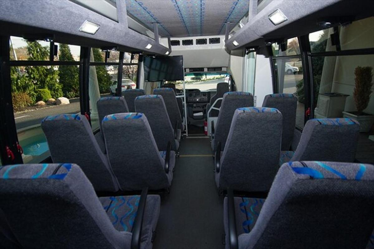 en tom buss med tomme seter på en buss