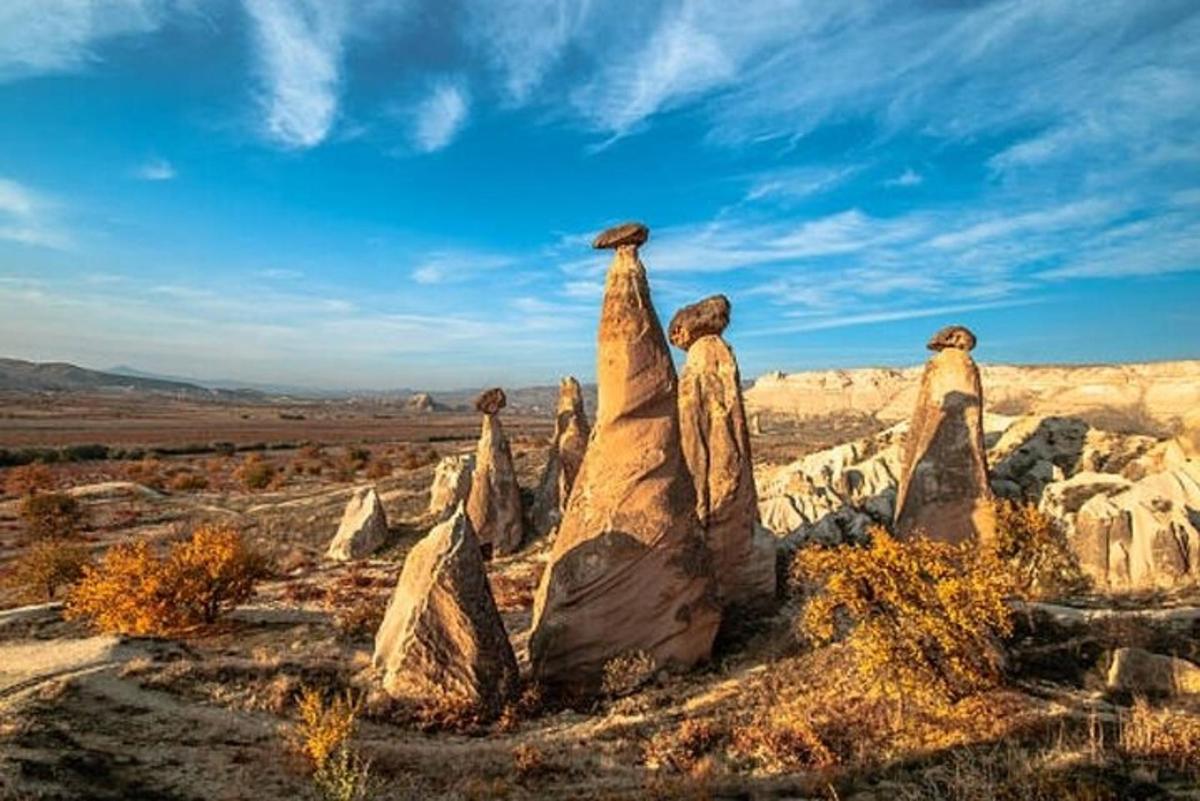 um grupo de formações rochosas no deserto