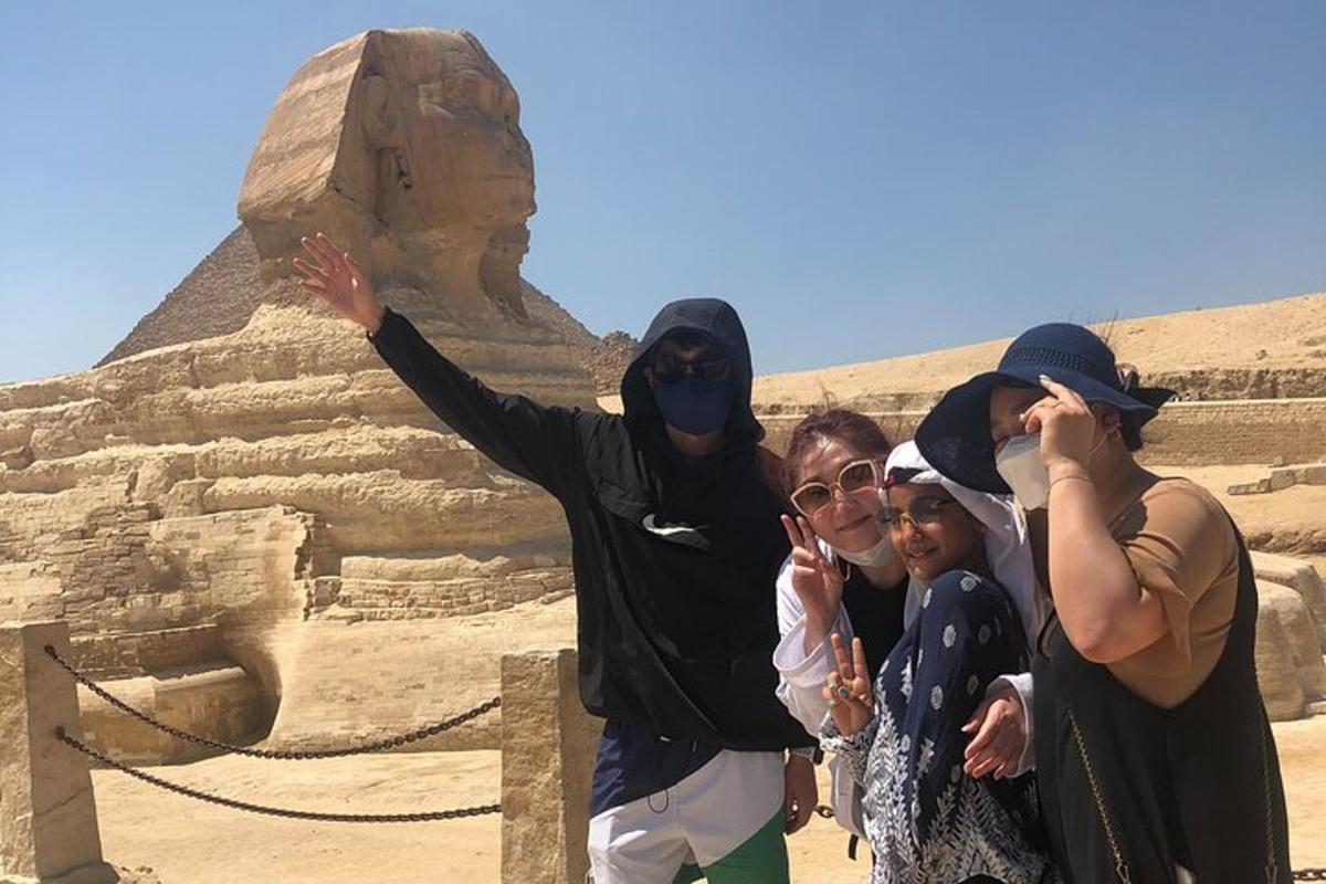 un grup de persones dempeus davant de thearaoharaoh