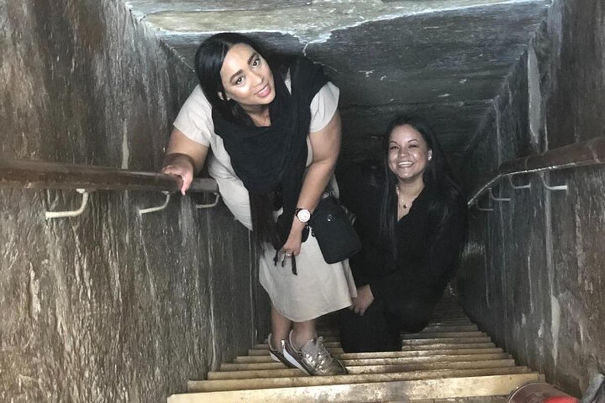 dues dones estan dretes a les escales d'un túnel