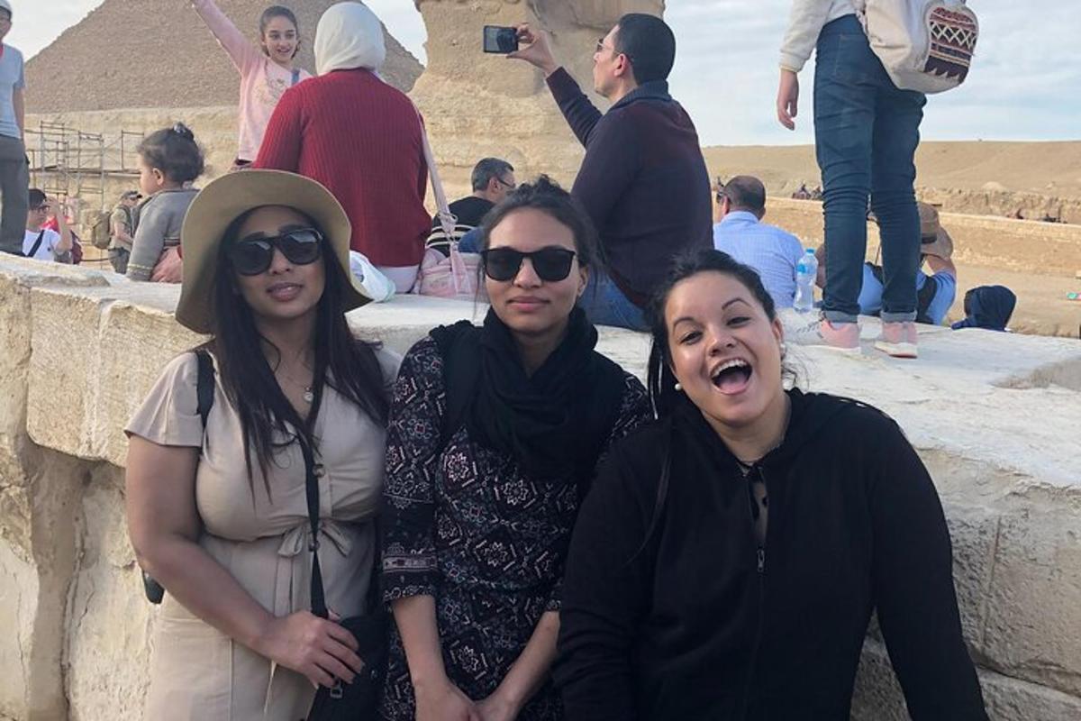 tres dones posant per a una foto davant d'una piràmide
