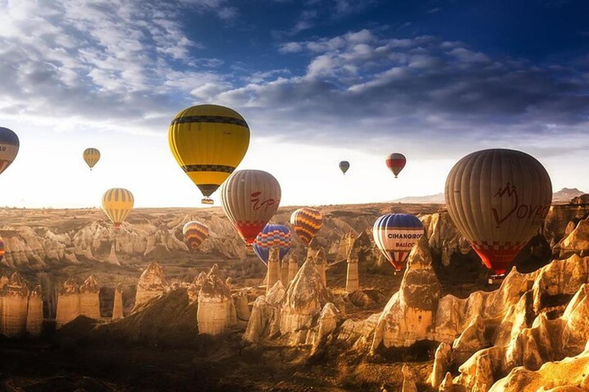 egy csoport hőlégballon repül egy kanyon felett