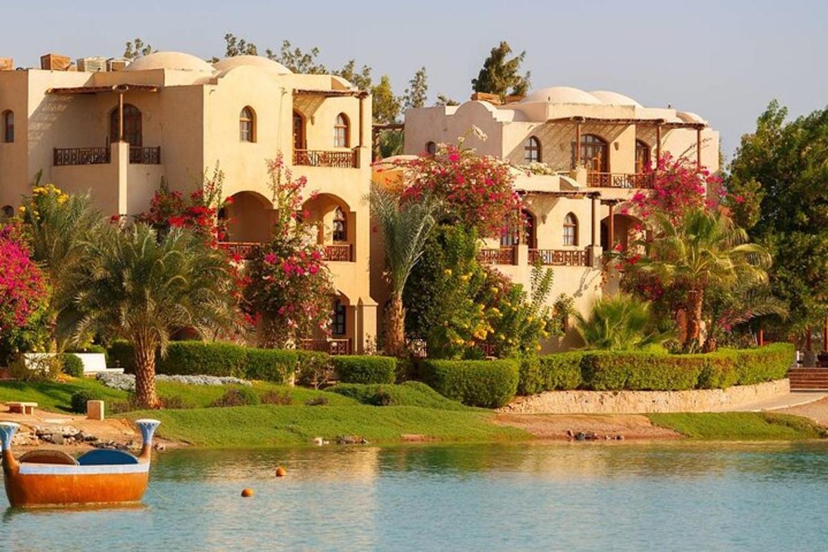 una grande casa con un lago di fronte