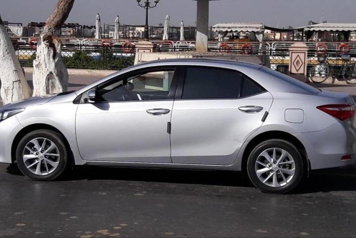 valge auto pargitud parklas