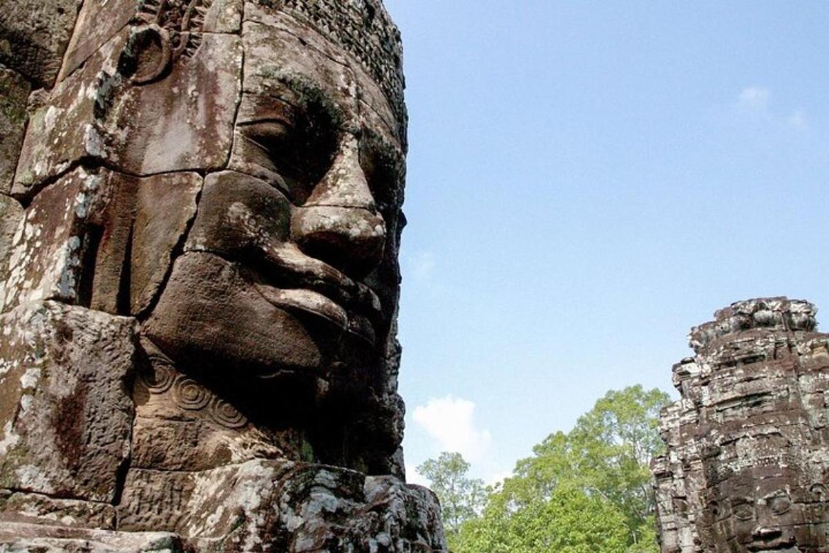 uma estátua de um rosto na lateral de um prédio