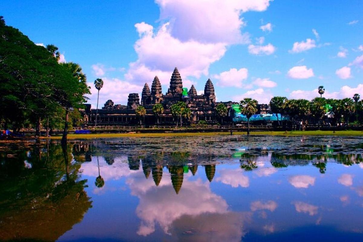 Una vista de un templo con un reflejo en un lago.