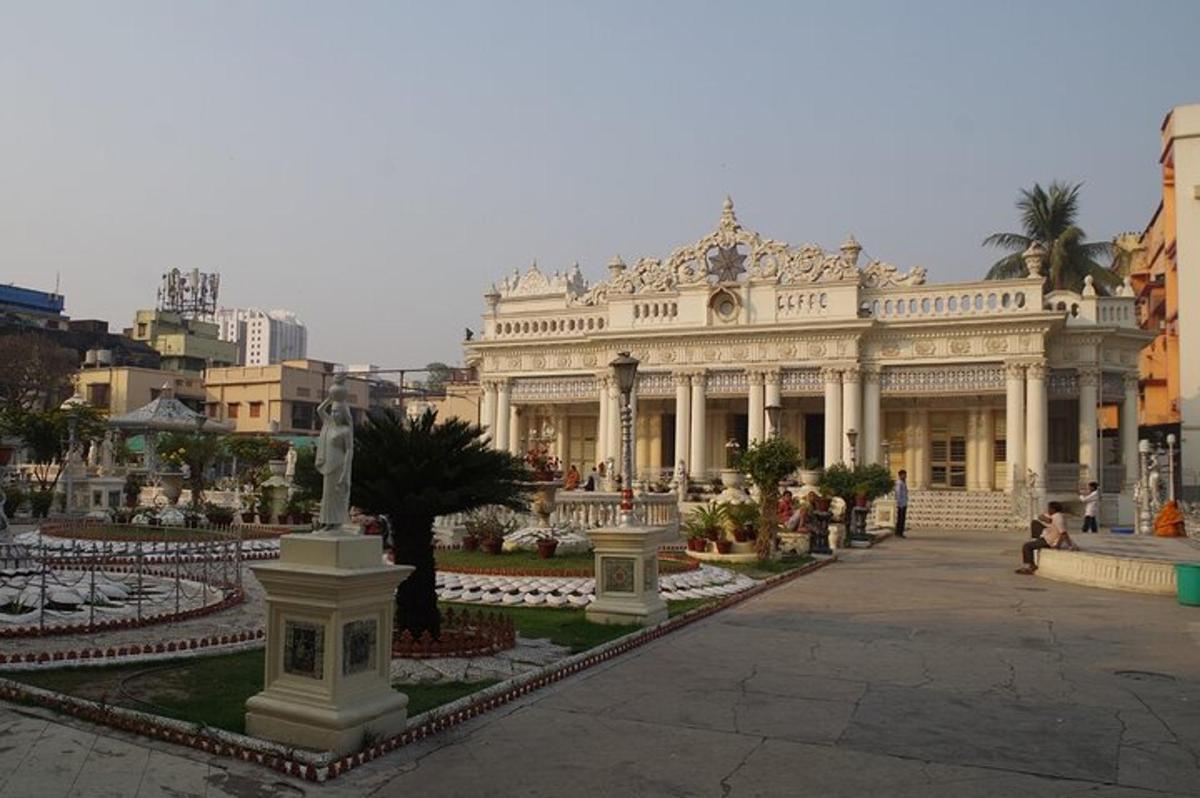 a large white building in a city