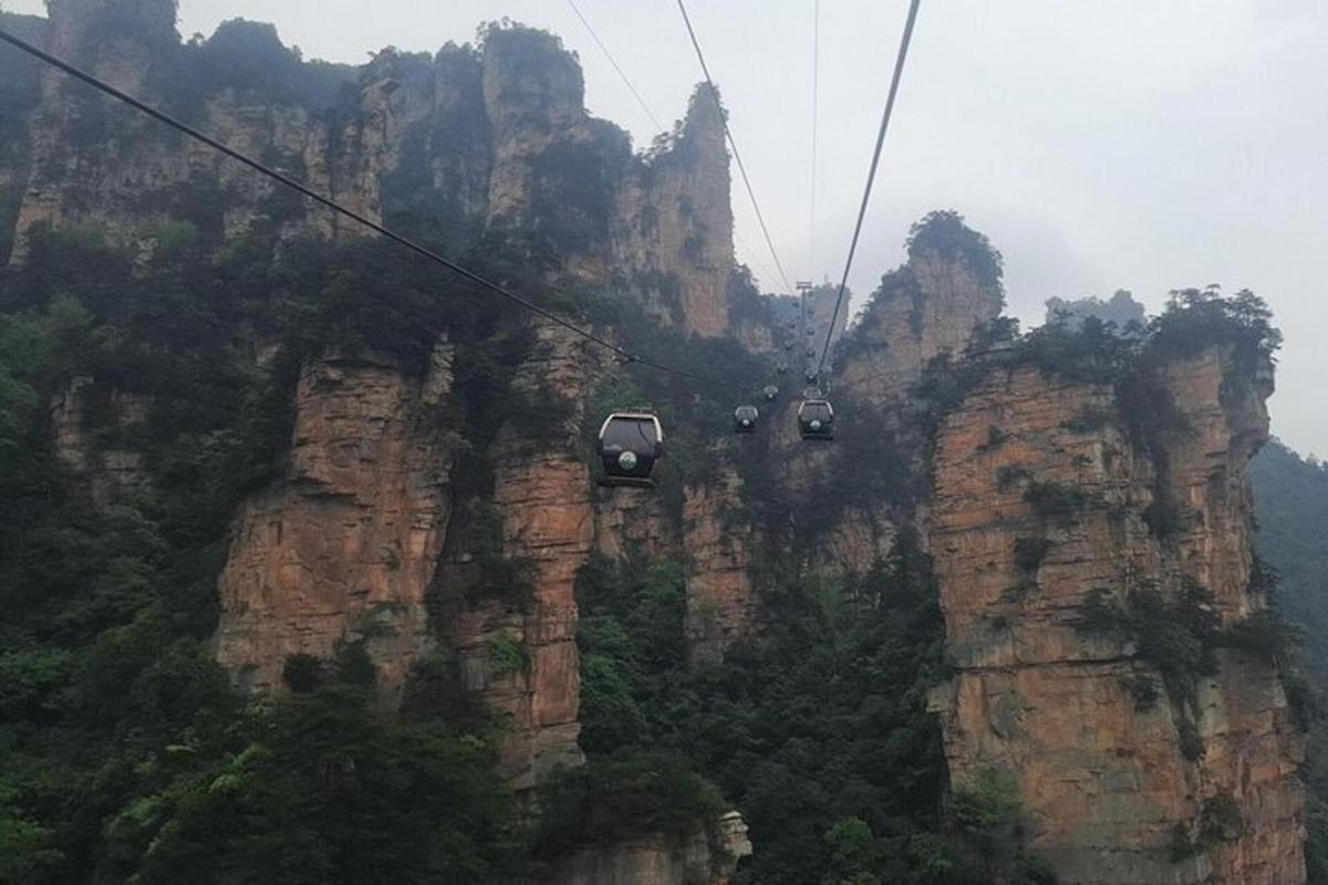 dua gondola di kereta gantung di atas pegunungan