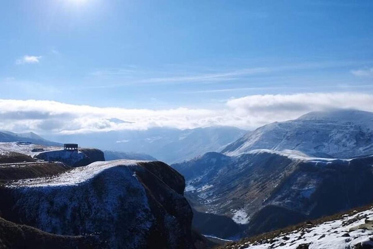 um caminhão no topo de uma montanha com neve