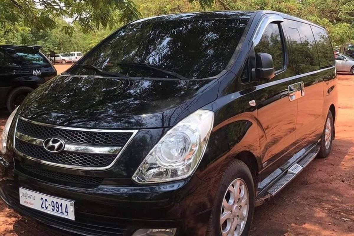 sebuah mobil van hitam diparkir di tempat parkir