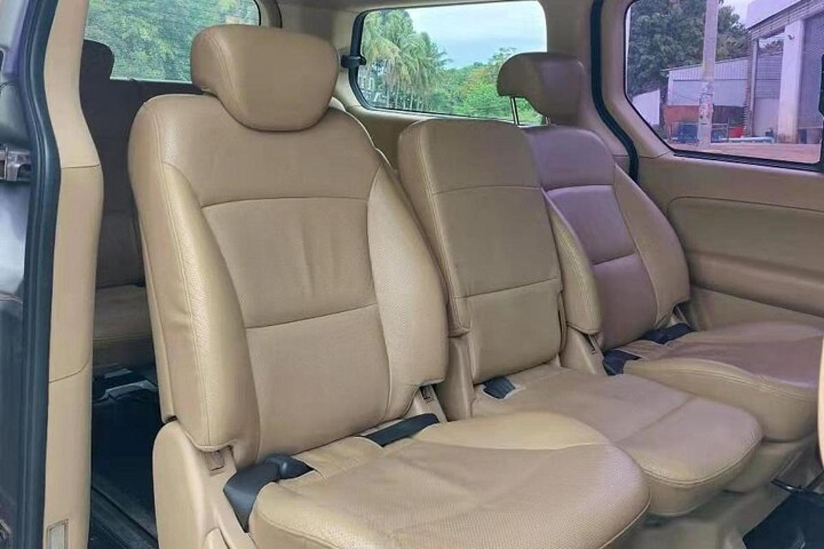 kursi belakang mobil dengan kursi belakang diturunkan