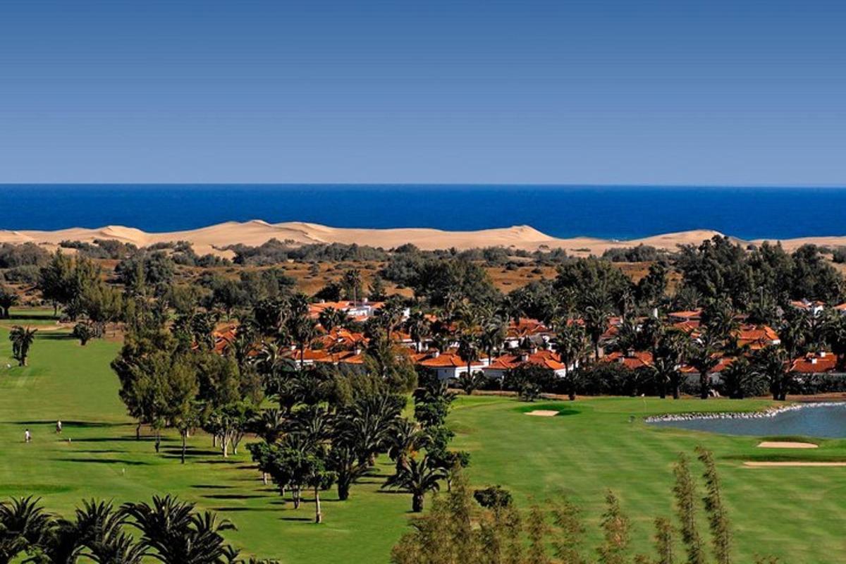 resort dengan pokok palma dan padang golf