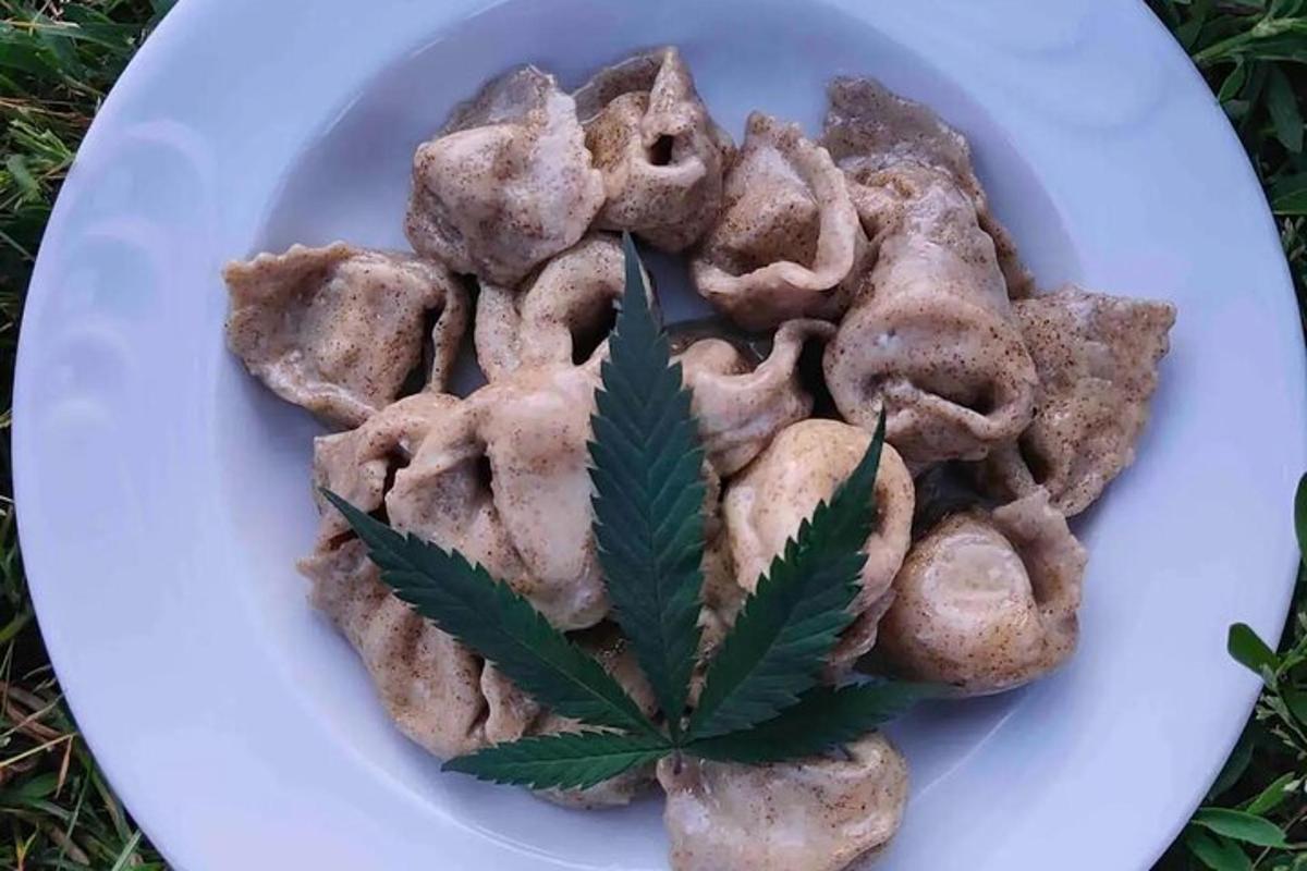 um prato de comida com uma folha de maconha