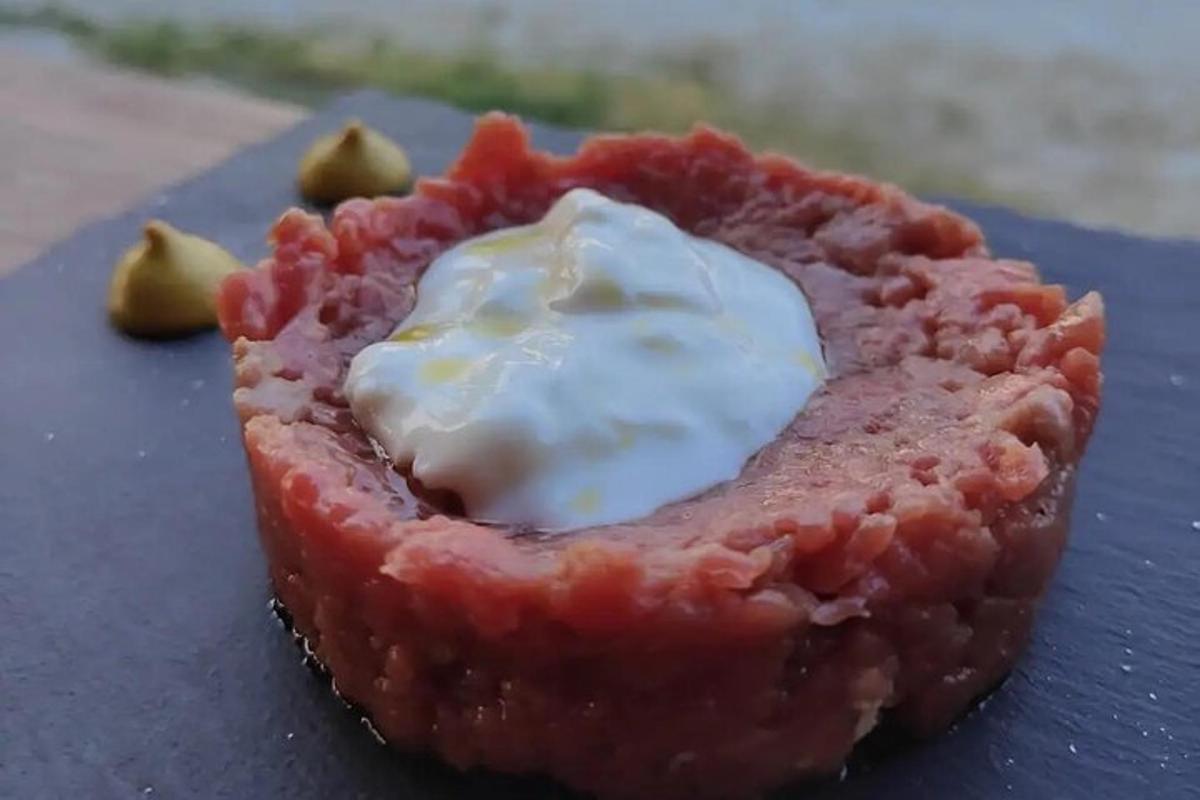 um pedaço de comida com cobertura branca em um prato azul