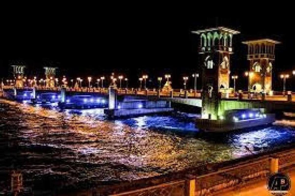 một cây cầu bắc qua một vùng nước vào ban đêm