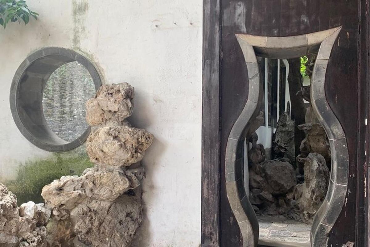 timbunan batu di sisi dinding