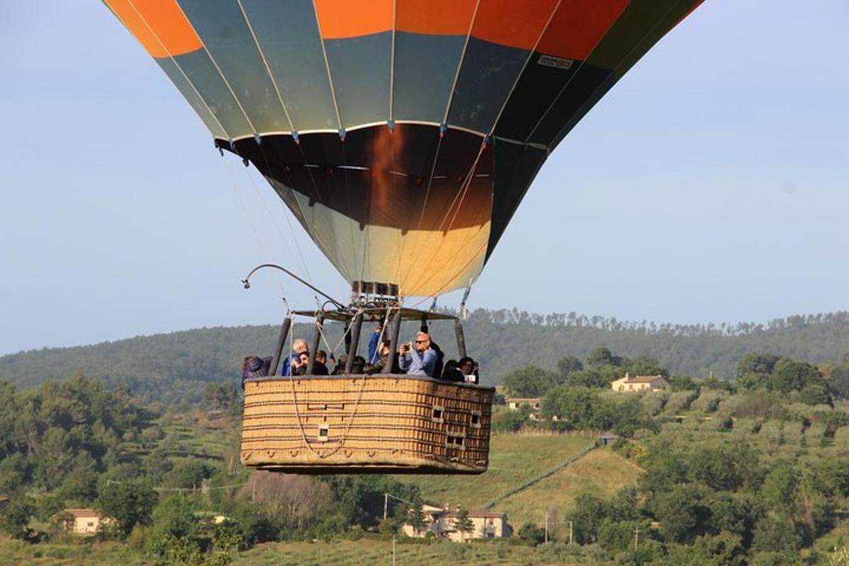 egy csoport ember hőlégballonon utazik