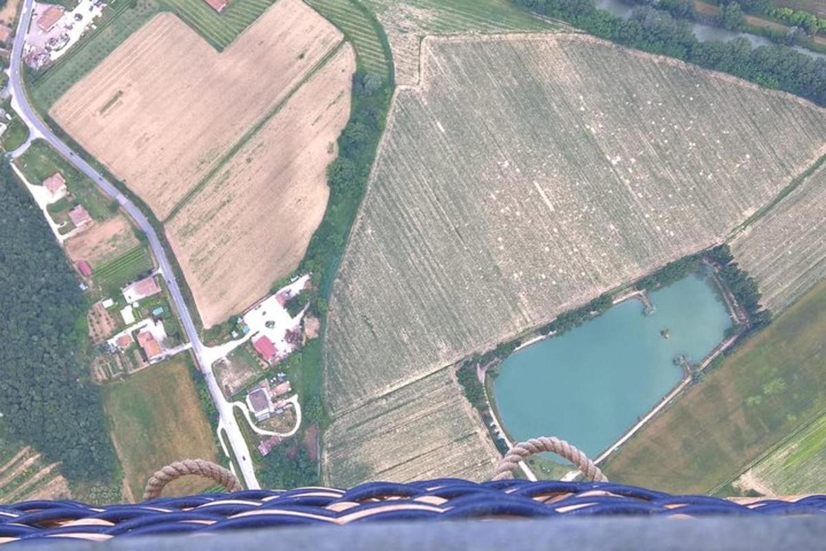 pohled shora na pole s jezírkem vody