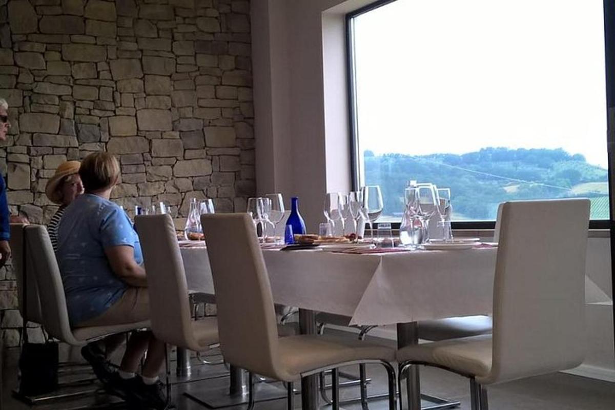 due persone sedute a un tavolo in un ristorante