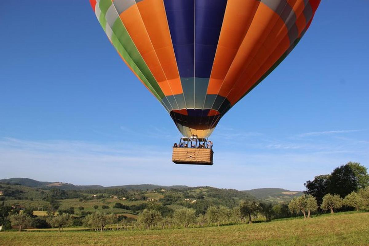 horkovzdušný balón letící nad polem