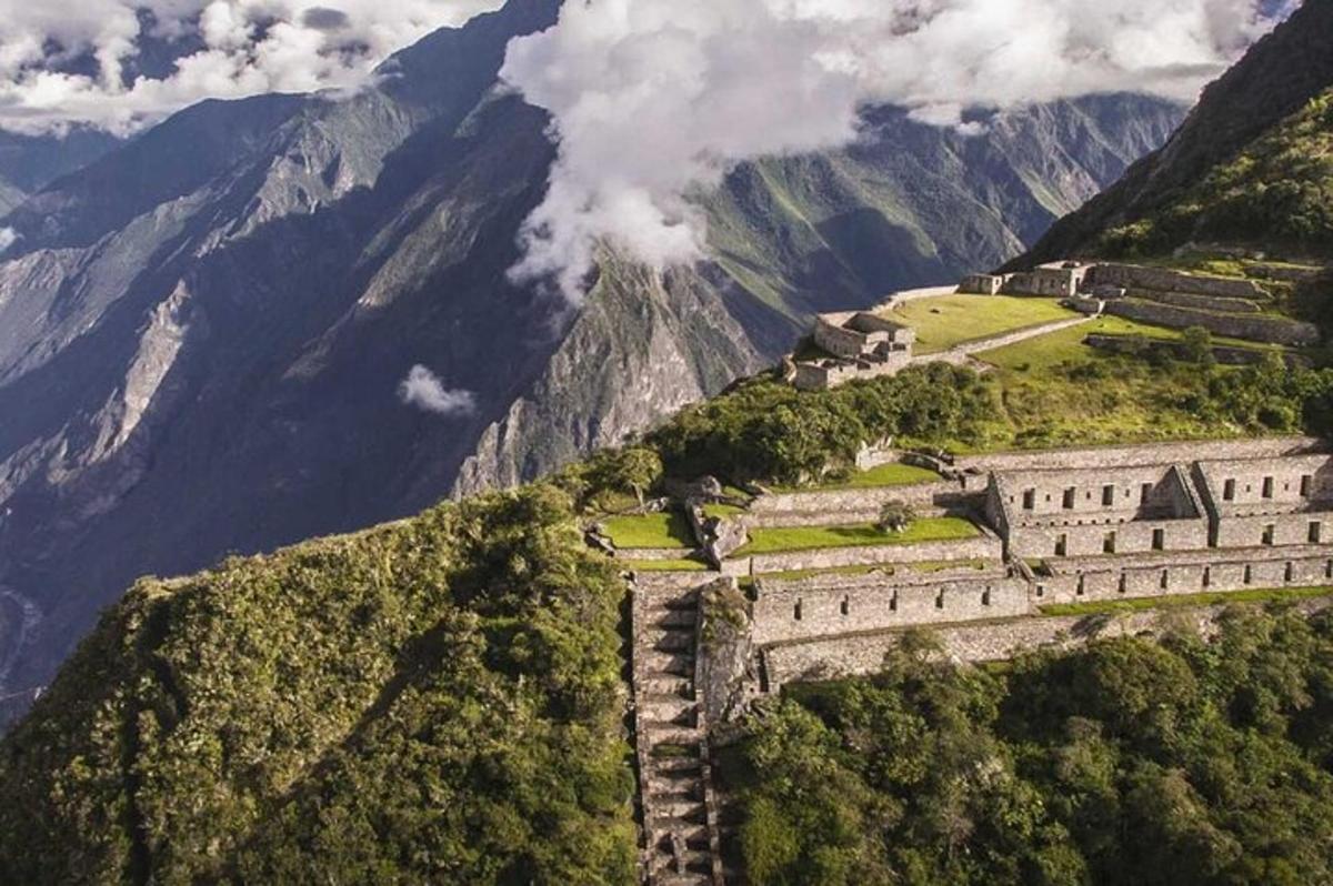 un vecchio edificio sul fianco di una montagna