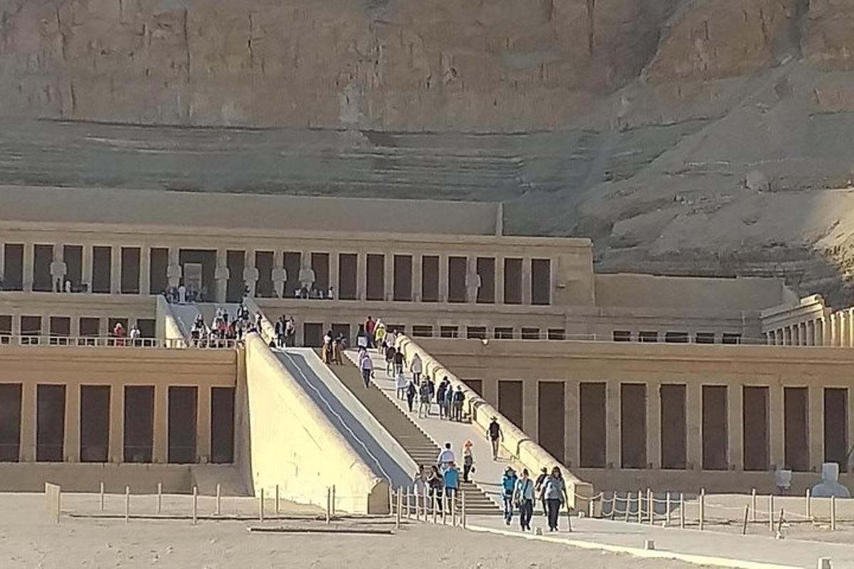 un gruppo di persone che salgono su una rampa in un edificio