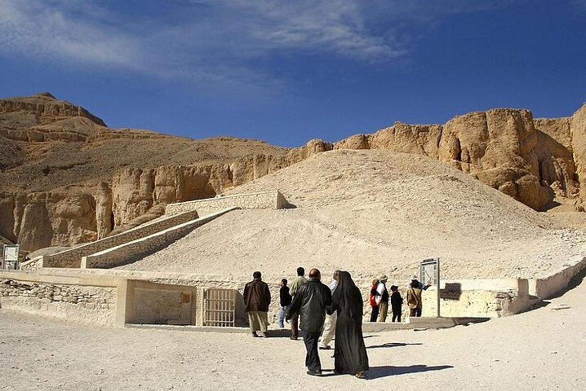 skupina ľudí stojacich pred pyramídou