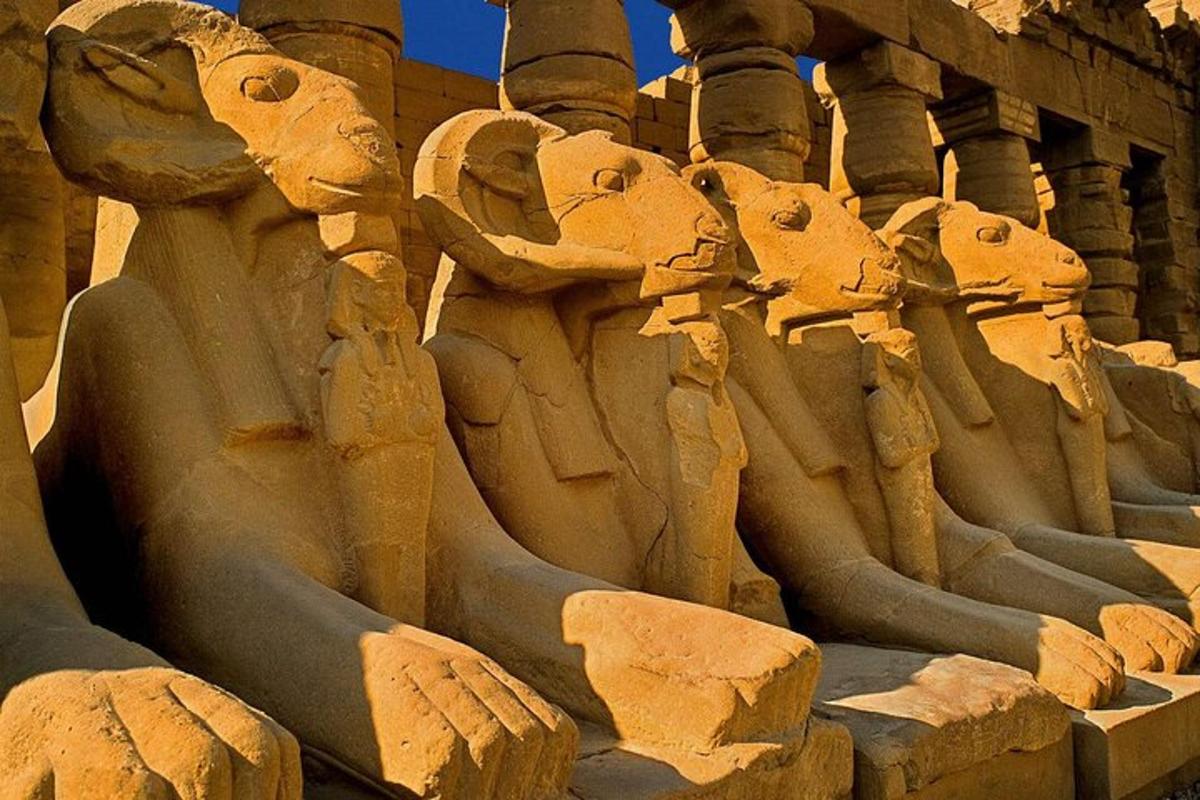 una scultura in pietra di un gruppo di persone
