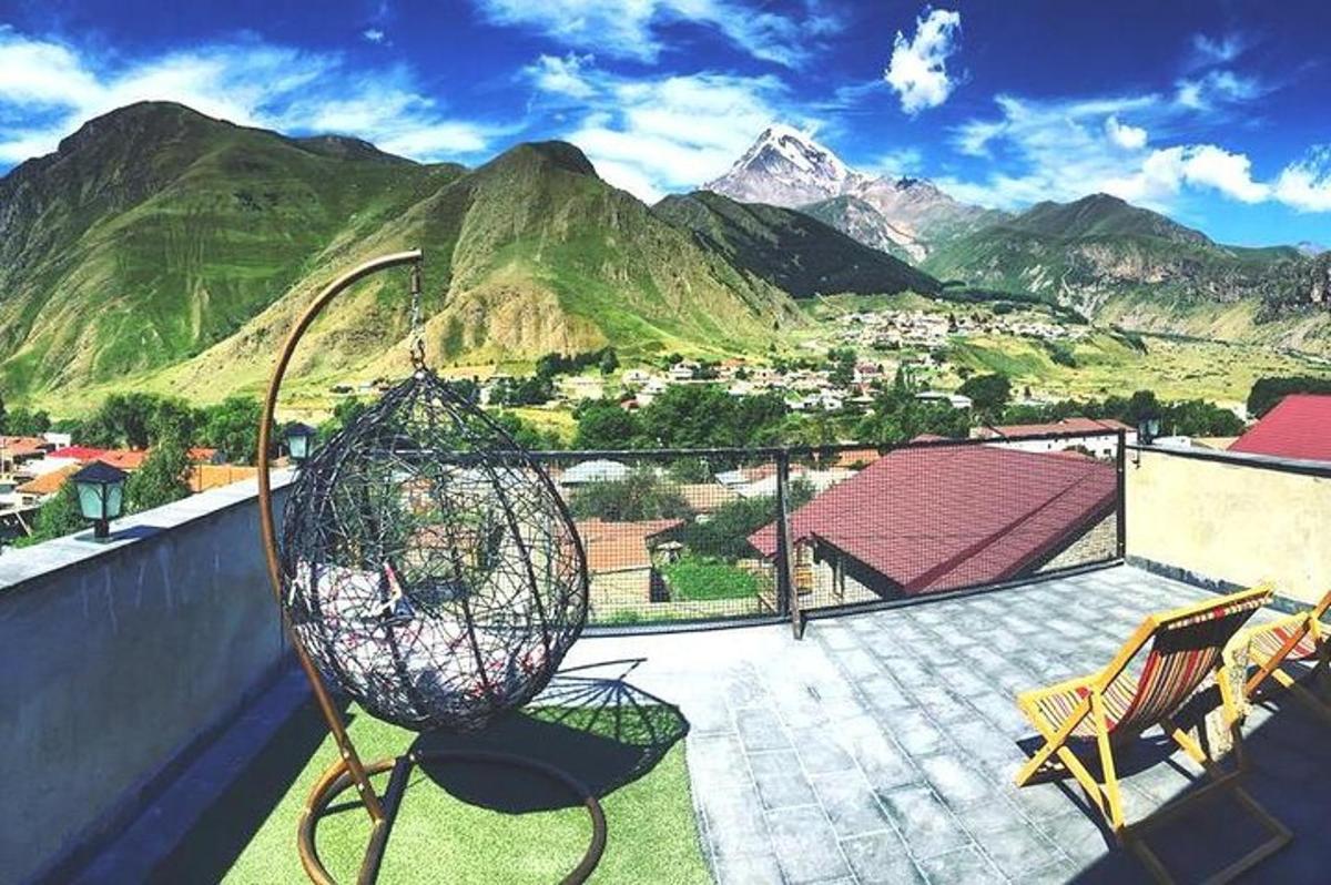 una sedia su un balcone con vista sulle montagne