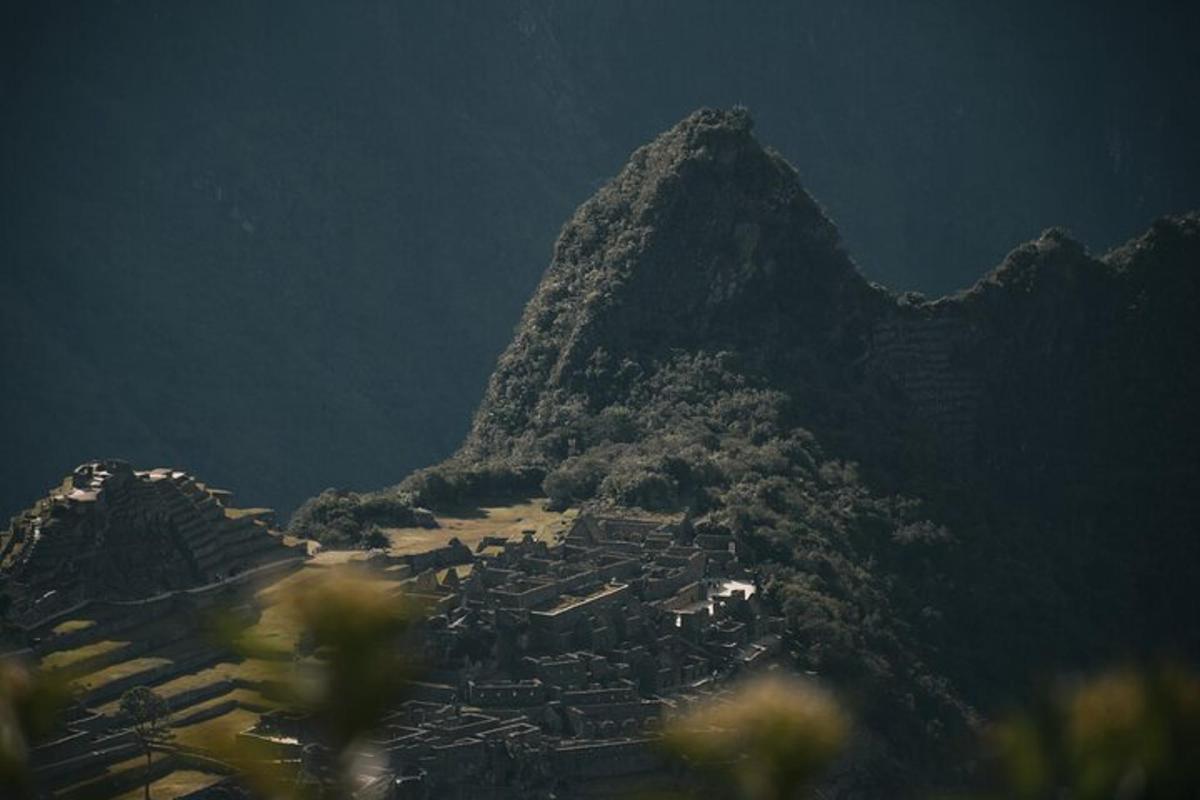 una montaña con un pueblo al frente de una montaña