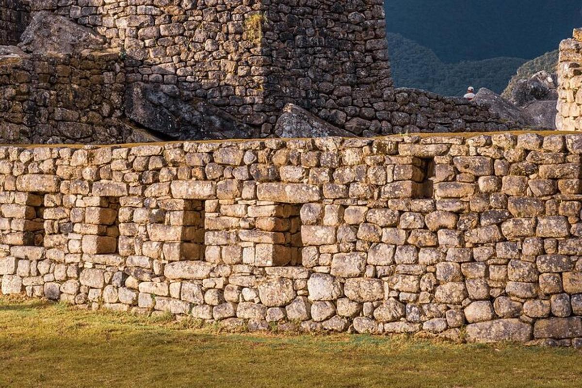 un muro di pietra con quattro aperture