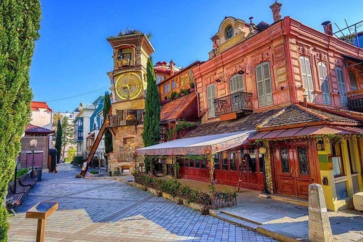 un edificio con una torre dell'orologio su una strada
