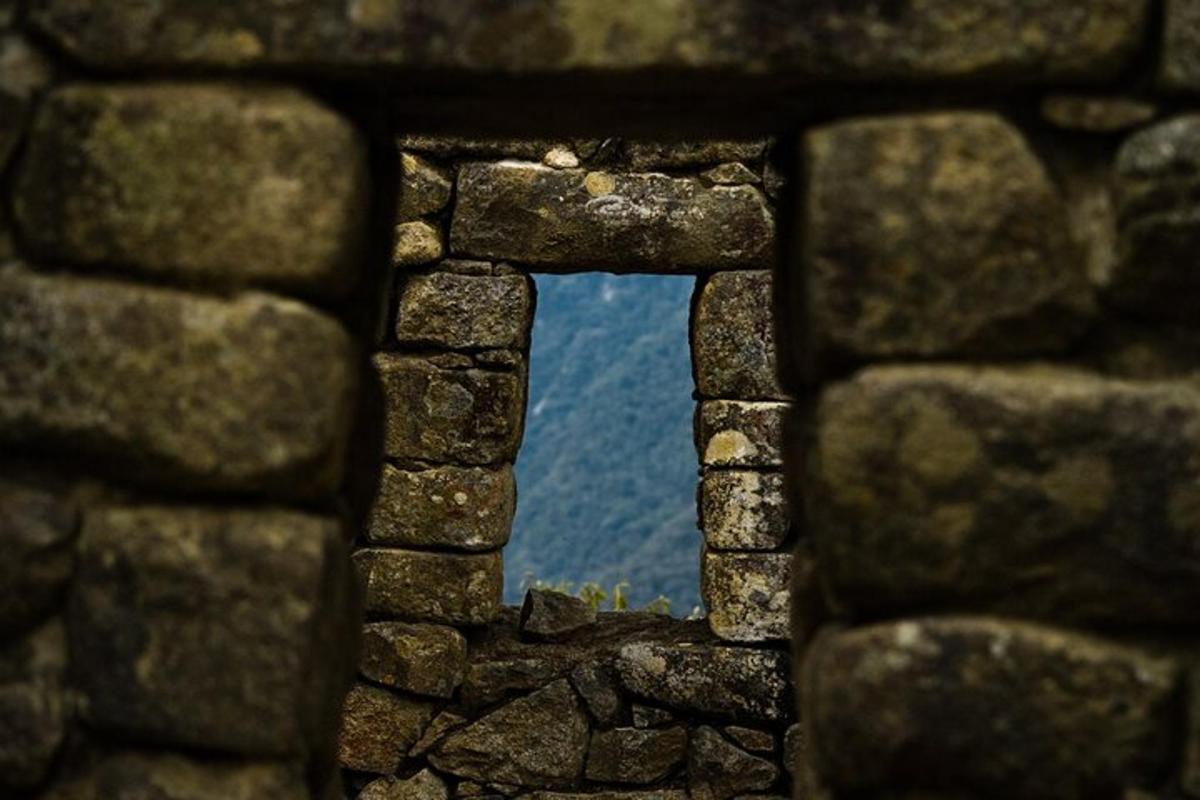 Una vista del agua a través de una ventana de piedra.