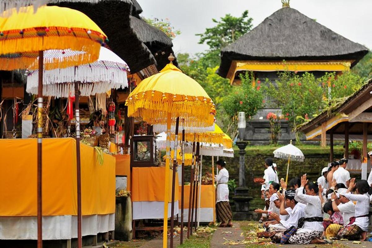 một nhóm người đang ngồi dưới ô dù ở chợ
