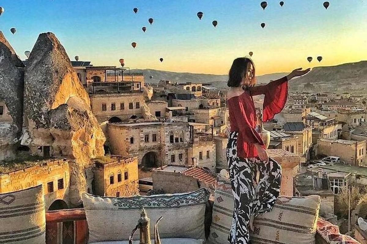 eine Frau steht mit Heißluftballons auf einer Stadt