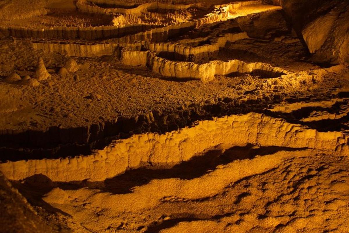 vista aèria d'una formació rocosa en una cova