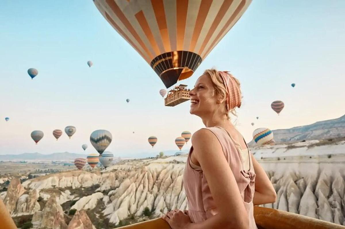 eine Frau, die zu Heißluftballons aufblickt