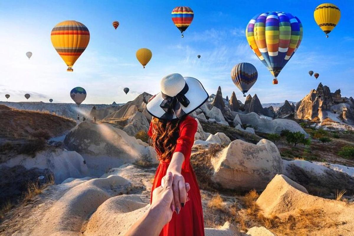 eine Frau schaut sich Heißluftballons an